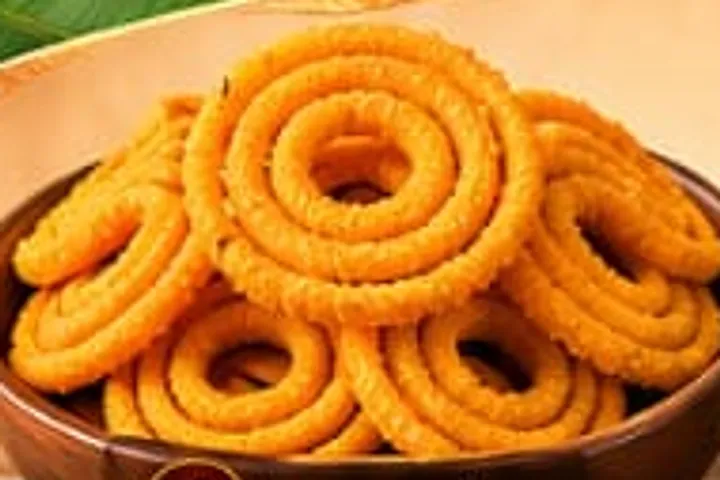 மரக் கிண்ணத்தில் பொன்னிற முறுக்கு சுருள்கள்