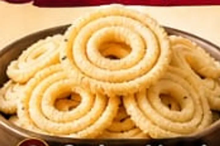 கிண்ணத்தில் வெளிர் நிற தேங்காய்ப்பால் முறுக்கு