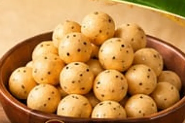 கிண்ணத்தில் சிறிய உருண்டை சீடைகள்