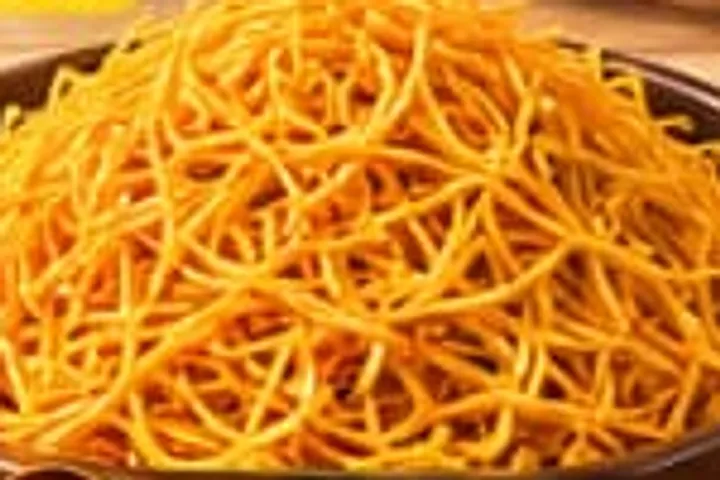 கிண்ணத்தில் மெல்லிய கார சேவு