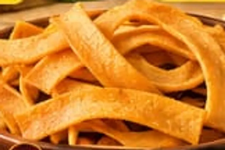 கிண்ணத்தில் நாடா வடிவ ஓலை பக்கோடா