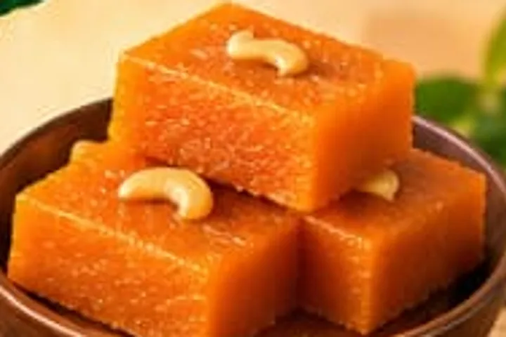 முந்திரியுடன் ஆரஞ்சு நிற ஹல்வா துண்டுகள்